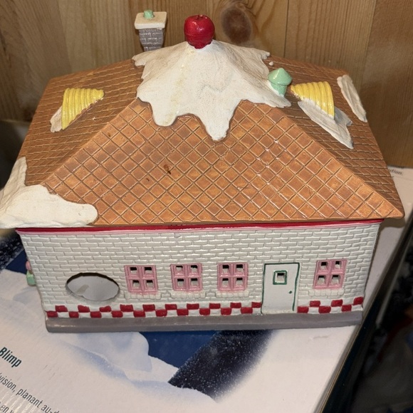 Department 56 ICE CREAM PARLOR - Picture 3 of 5